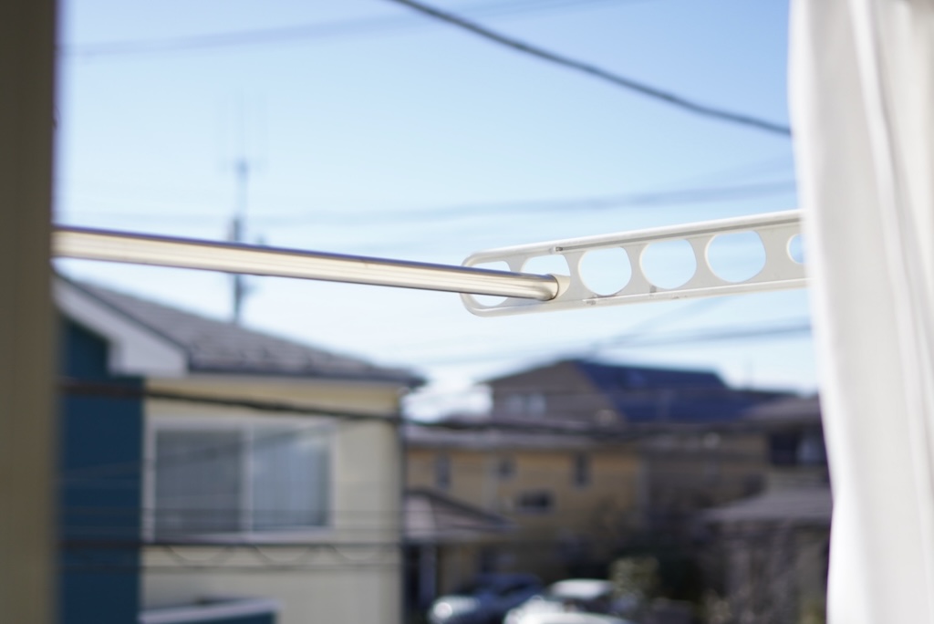 在宅ワークの朝、洗濯物を干す