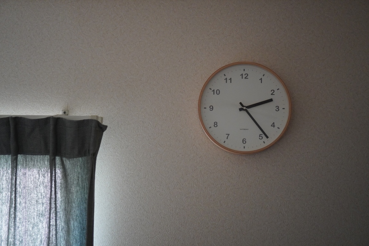 在宅ワーク中の部屋に掛けた時計。時間の区切りを意識しすぎない暮らしの一場面